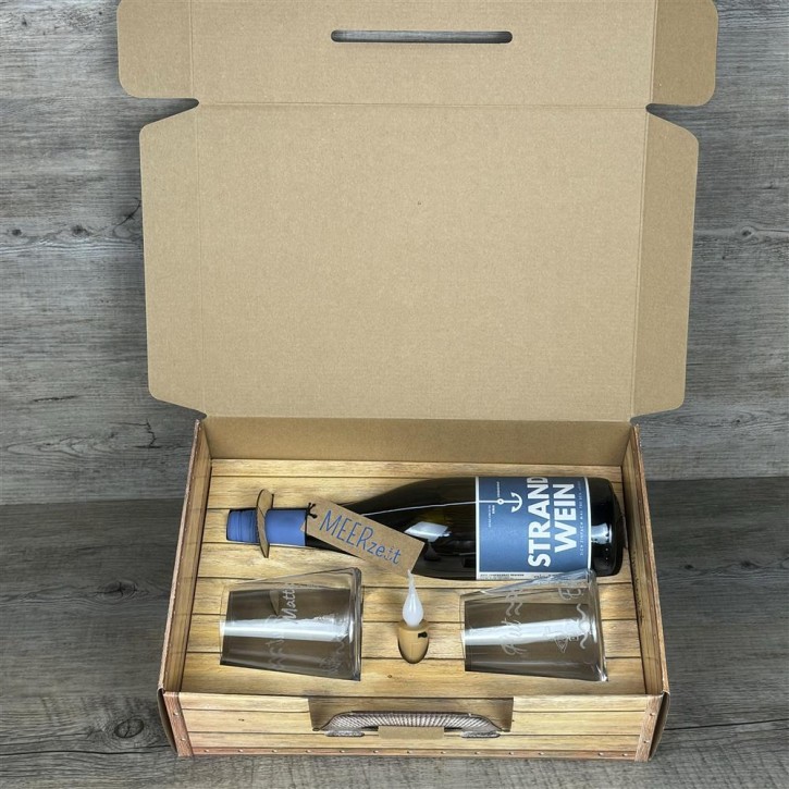 Geschenkpaket "Der Strand hat angerufen und gefragt wo Du bleibst...", groß, Strandwein Chardonnay, inkl. LED Kerzenlicht