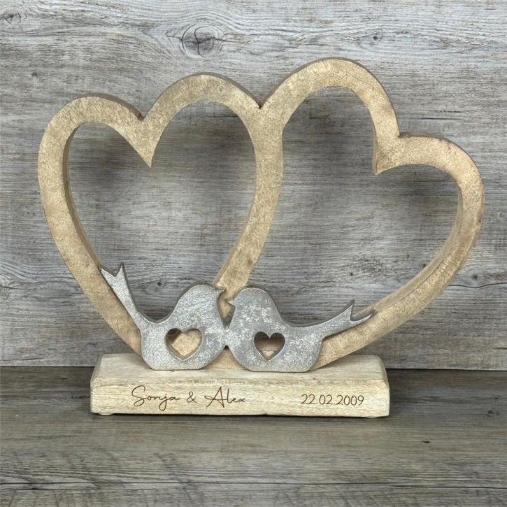Zwei Herzen aus Mangoholz mit einem Vogelpärchen aus Metall, personalisierbar